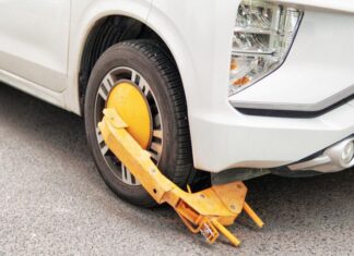 Водителей напугали блокировкой колес за неправильную парковку. Что делать