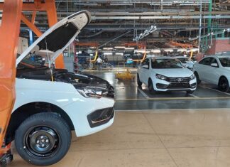 Аналитик сообщил о больших товарных запасах автомобилей Lada