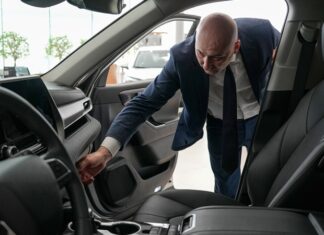 Большинство проданных с начала 2025 года машин в РФ оказались прошлогодними