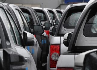 Импорт новых автомобилей в Россию упал на 63%