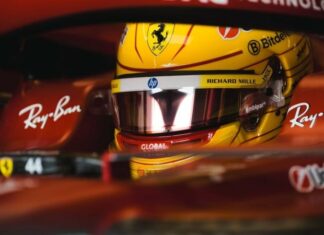 Льюис Хэмилтон задает темп в первой тренировке Ф1 в Сильверстоуне