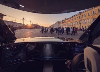 Почему люди боятся автопилотов, но доверяют водителям с кофе за рулем