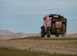 В МАЗе признались, что не смогли догнать КАМАЗ в дюнах