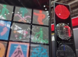 В России представили новый «умный» светофор