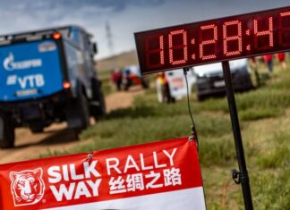 Видео: экипажи «КАМАЗ-мастер» дважды едва не попали в аварию с легковушками