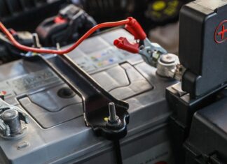 Автоэксперт назвал способы уберечь аккумулятор в жару