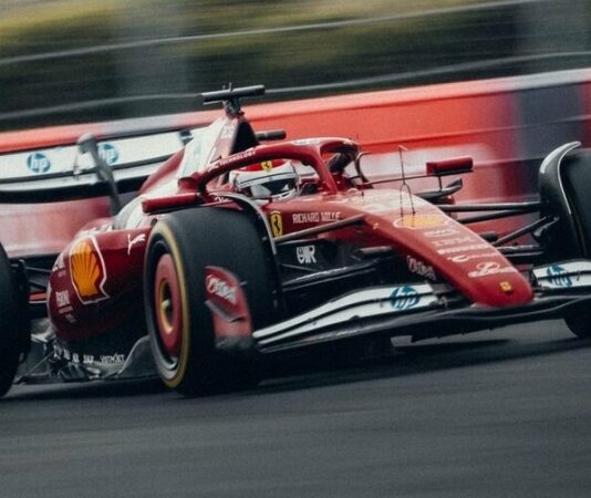 «Бриз не должен влиять на спорт!» Джереми Кларксон возмущён новой проблемой Ф1