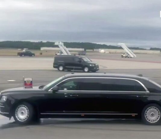 Путина встретил на Аляске кортеж из моделей Aurus. Первые подробности