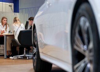 В России выросла популярность премиальных автомобилей с пробегом