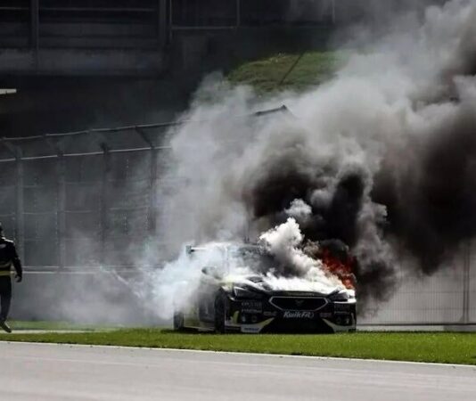 Брат Льюиса Хэмилтона попал в аварию в Сильверстоуне, его машина загорелась