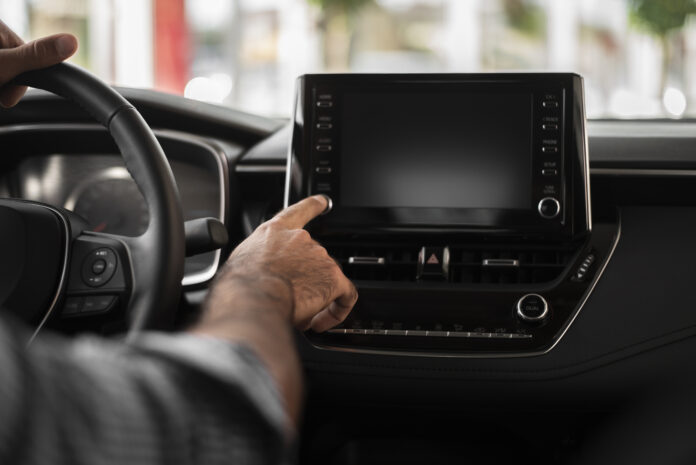 celovek-krupnogo-plana-probua-avtomobil-nuu-navigaciu