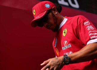 Льюис Хэмилтон отказался от участия в тестах из-за болезни Роско