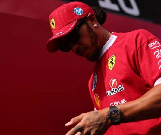 Льюис Хэмилтон отказался от участия в тестах из-за болезни Роско