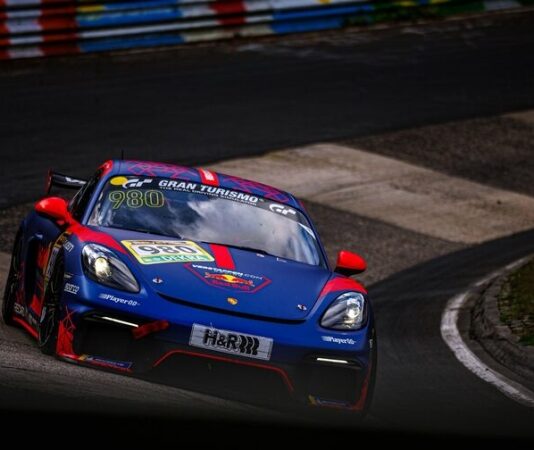 Макс Ферстаппен одержал победу в четырехчасовом марафоне на Нюрбургринге