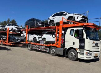 Россияне стали массово завозить машины в преддверии нового утильсбора