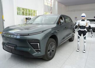 Российский дилер запустил гуманоида для продажи машин. Что он умеет