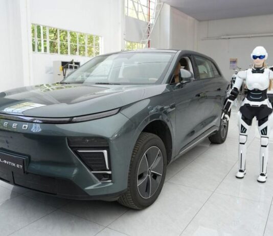 Российский дилер запустил гуманоида для продажи машин. Что он умеет