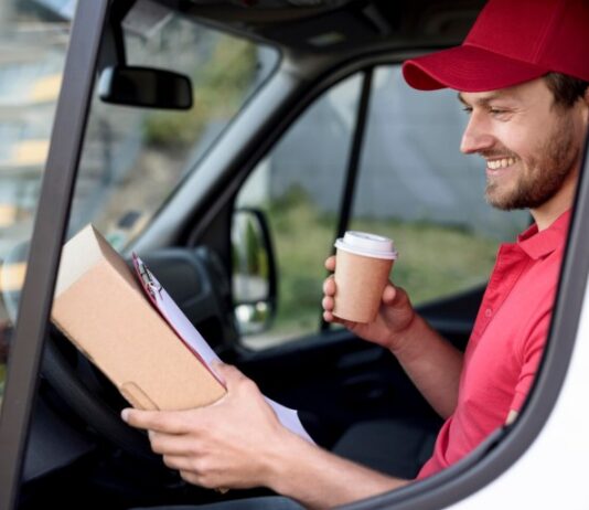 Работа курьером на авто: преимущества и особенности