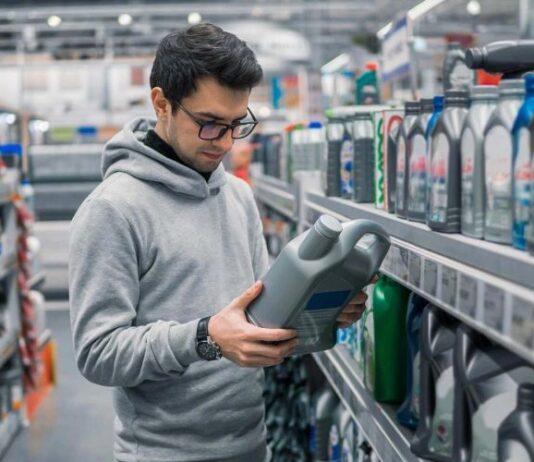 В России начали маркировать автомасла. Чем это обернется для водителей