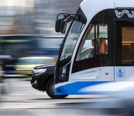 За езду по трамвайным путям хотят сажать на 15 суток. Подробности