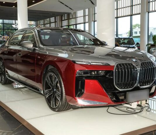 BMW vs Mercedes, Niva для Европы и «бомбилы» вместо такси. Итоги недели