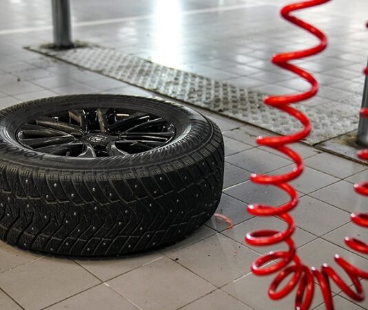 Эксперт перечислил первые признаки непригодности зимней резины