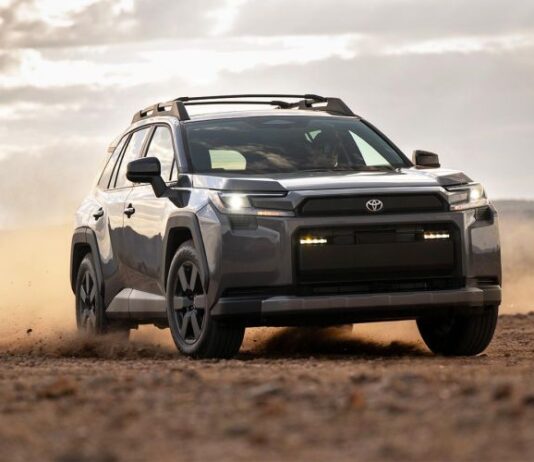 Эволюция без революции. Первое знакомство с Toyota RAV4 нового поколения