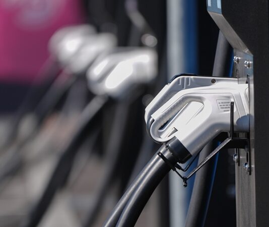 Китай исключил электромобили из списка стратегических отраслей