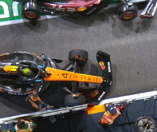 Команда Ferrari получила внушительный штраф за столкновение Леклера и Норриса