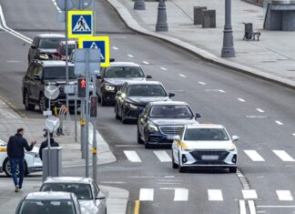 Названы московские магистрали с частыми нарушениями правил остановки