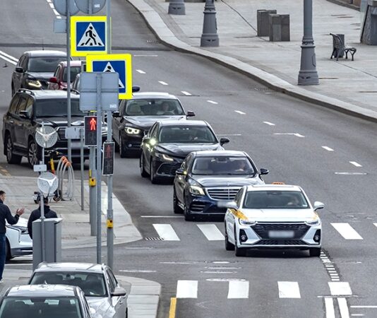 Названы московские магистрали с частыми нарушениями правил остановки