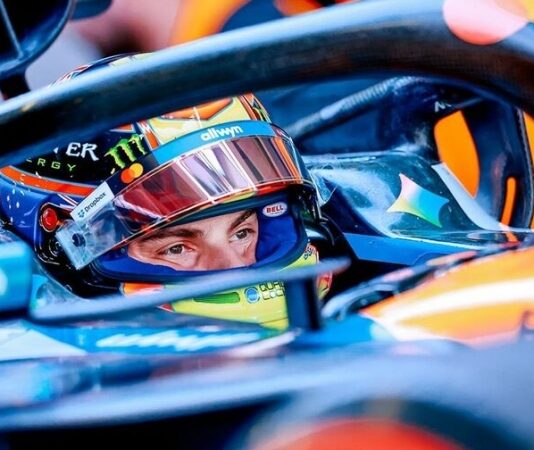 Опрос: Что происходит с Оскаром Пиастри в последних гонках?