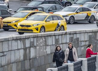 Перевозчики попросили Путина отсрочить локализацию машин такси