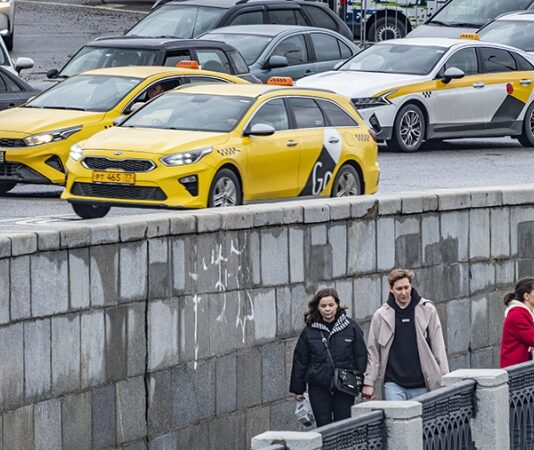 Перевозчики попросили Путина отсрочить локализацию машин такси