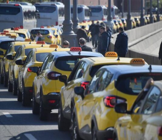 В Госдуме предложили послабление в закон о локализации такси