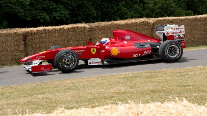 auto-racer-ferrari-vernjotsja-k-zadnej-podveske-2010-goda-666baaf