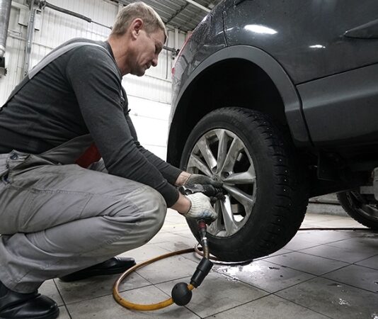 Автоэксперт дал советы по выбору шин и подготовке автомобиля к зиме