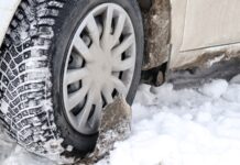 Автоэксперт предупредил об опасности езды на летних шинах в снег