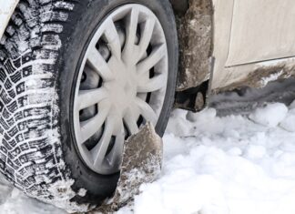 Автоэксперт предупредил об опасности езды на летних шинах в снег