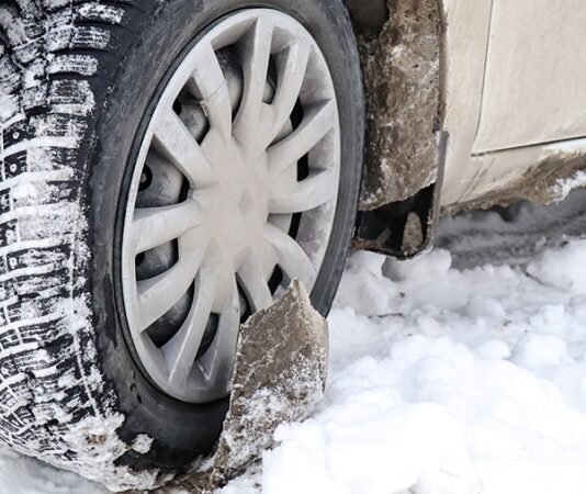 Автоэксперт предупредил об опасности езды на летних шинах в снег