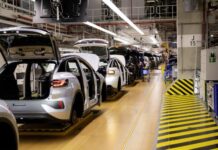 Автопром готовится к мощному кризису. Причина — дефицит полупроводников