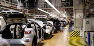 Автопром готовится к мощному кризису. Причина — дефицит полупроводников