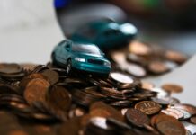 Цены на новые автомобили в России поменяли 26 компаний в октябре