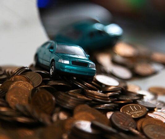 Цены на новые автомобили в России поменяли 26 компаний в октябре