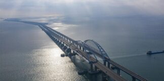 Движение по Крымскому мосту закрыли. Но не для всех