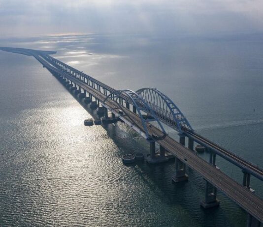 Движение по Крымскому мосту закрыли. Но не для всех