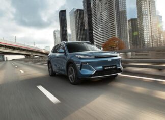 Гарантия — 6 лет. Geely назвал цены на новый гибридный кроссовер в России