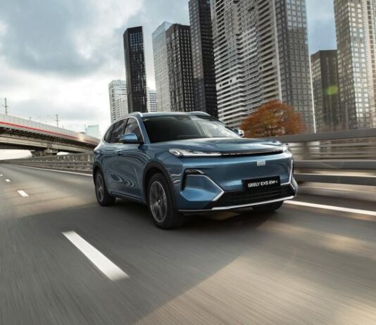 Гарантия — 6 лет. Geely назвал цены на новый гибридный кроссовер в России