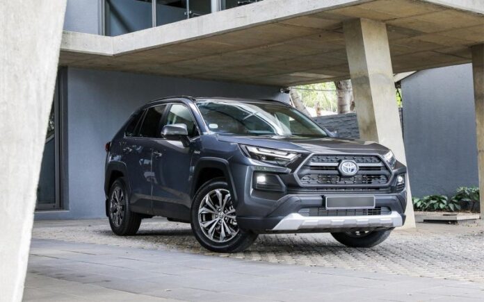 my-nashli-zamenu-camry-i-rav4-eti-modeli-toyota-ne-podorozhajut-s-1-dekabrja-412f049