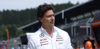 Официально: Тото Вольф продал часть акций Mercedes